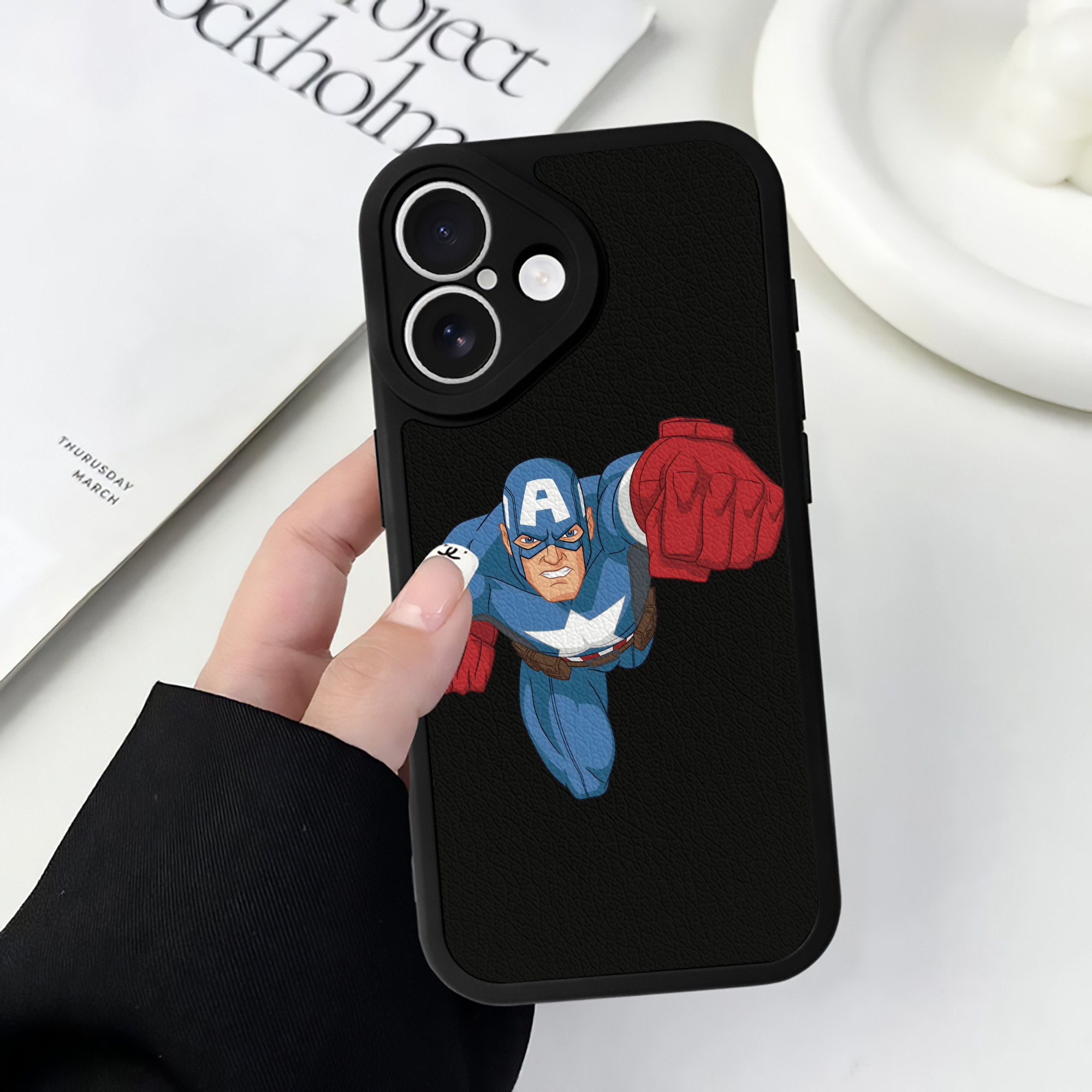 （画像用） アベンジャーズ The Avengers 【iPhone 16シリーズ対応】シリコンスマホケース（レザー調） 材質：シリコン